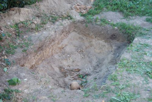 Na dvore v Jure nad Hronom našli dve ľudské kostry, 10.8.2012 + fotografie