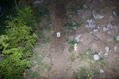 V záhrade pri dome našli ľudskú kostru, Starý Tekov, 31.5.2012