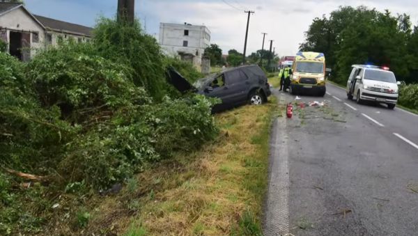 Vázna dopravná nehoda v Novom Tekove: Vozidlo dostalo šmyk, niekoľko krát sa prevrátilo a narazilo do svahu a stromov (video)