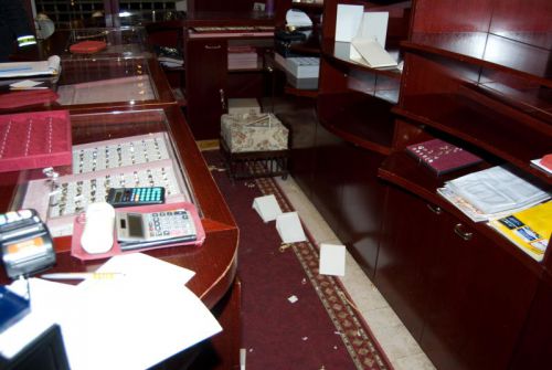 Ozbrojená lúpež v novozámockom zlatníctve Ozbrojená lúpež v novozámockom zlatníctve