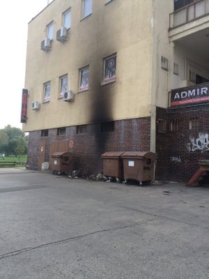 Neznámy podpaľač zapálil kontajnery na Nábrežnej ulici v&nbsp;Leviciach, polícia hľadá svedkov