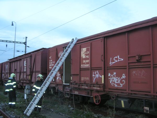 s kamaratmi liezla na odstaveny vozen zasiahol ju elektricky prud 20130923 1640395183