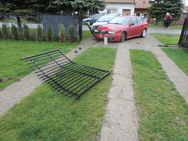 V Tekovských Lužanoch sa pri zrážke automobilov poškodilo aj oplotenie rodinného domu