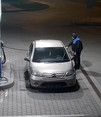 Natankoval a následne bez zaplatenia z miesta odišiel, Polícia hľadá svedkov (video)