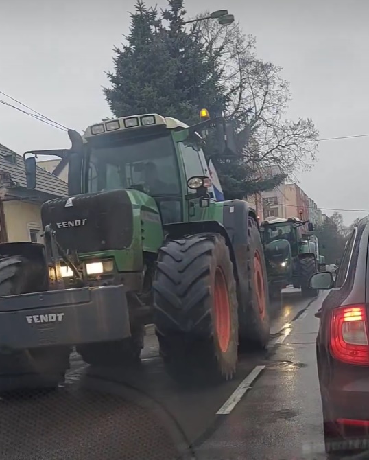 V Leviciach protestujú poľnohospodári, polícia upozorňuje na dopravné obmedzenie V Leviciach protestujú poľnohospodári, polícia upozorňuje na dopravné obmedzenie