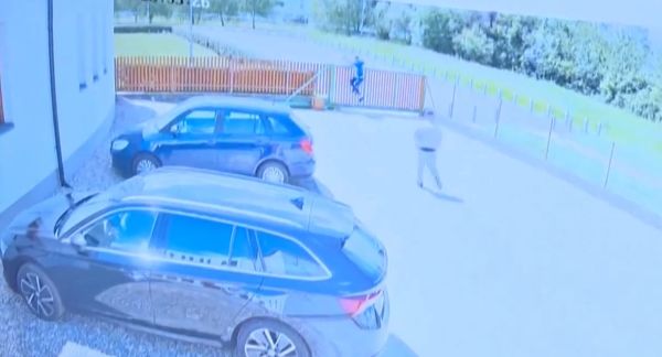 Dvaja zlodeji v materskej škole v Leviciach priamo pred očami detí napadli učiteľku