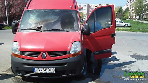 V Leviciach sa samovznietilo auto - fotografie