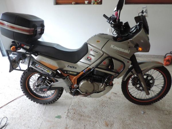V Plavých Vozokanoch motocyklista spadol na zem