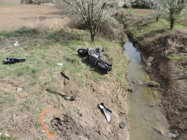 V zákrute medzi obcami Čaka a Kolta prišiel motorkár o život, 22.3.2014