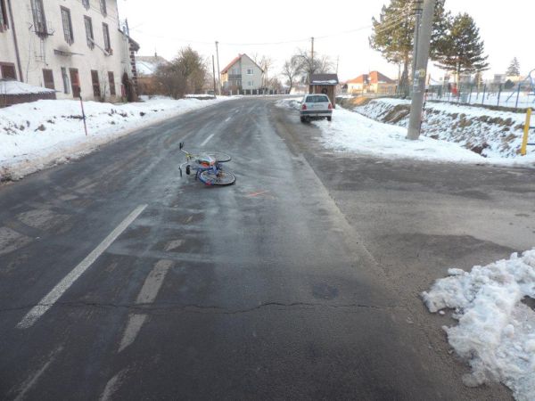 V Žemberovciach zrazili cyklistku, vodič jej nedal prednosť