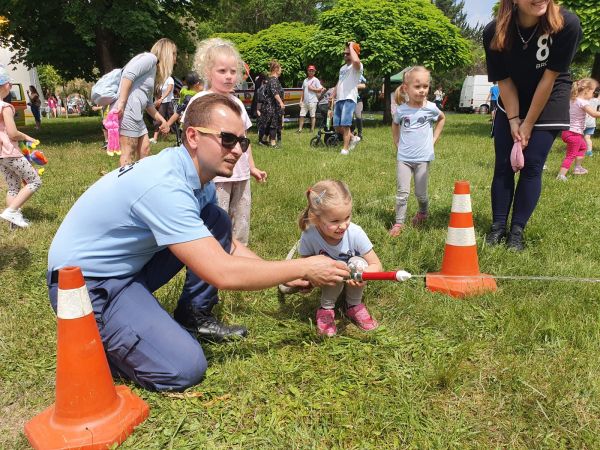 Počas Dňa detí v Leviciach potešili najmenších aj hasiči, vojaci a záchranári