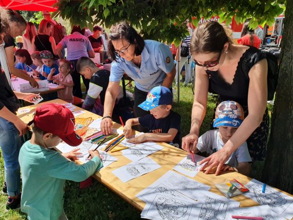 Počas Dňa detí v Leviciach potešili najmenších aj hasiči, vojaci a záchranári