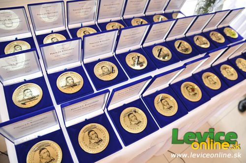 V Nitre ocenili stredoškolských pedagógov, z Levíc si ceny prevzali 4 učiteľky