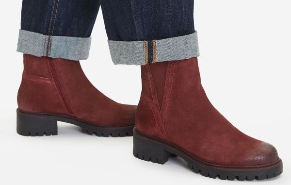 Členkové čižmy v intenzívnych farbách: Odvážny trend tejto jesene