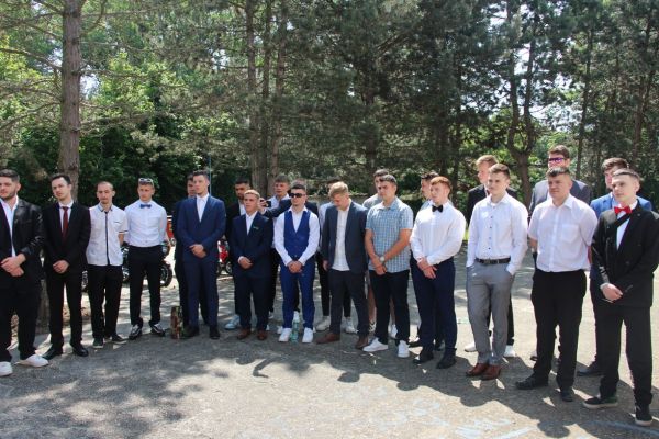 Úspešní absolventi tlmačskej strednej školy, viacero z nich má už o prácu postarané