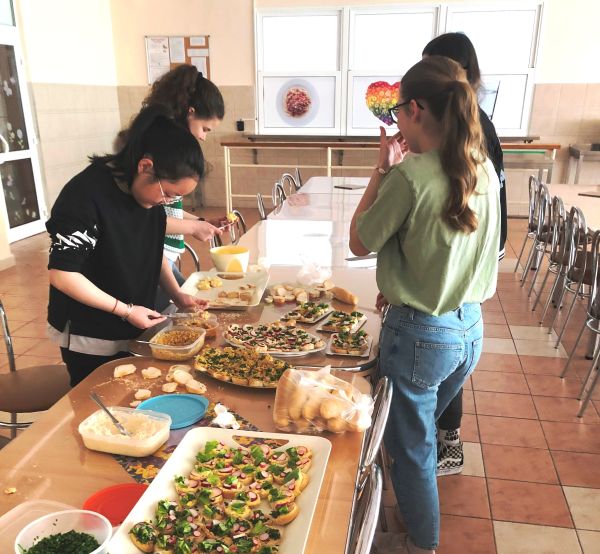 Na ZŠ, Pri Podlužianke 6, Levice vybudovali vlastné záhony a vypestovali v nich zeleninu