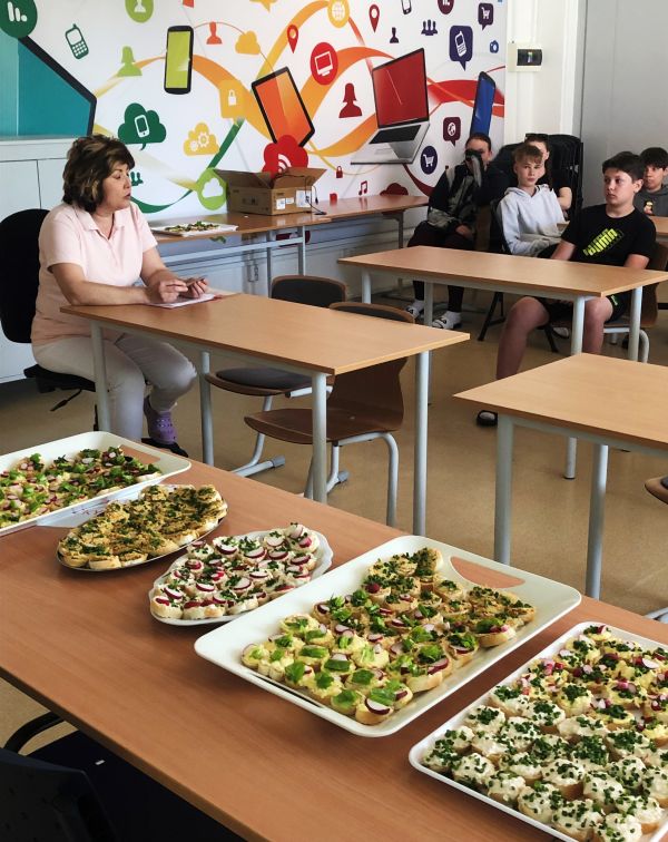 Na ZŠ, Pri Podlužianke 6, Levice vybudovali vlastné záhony a vypestovali v nich zeleninu