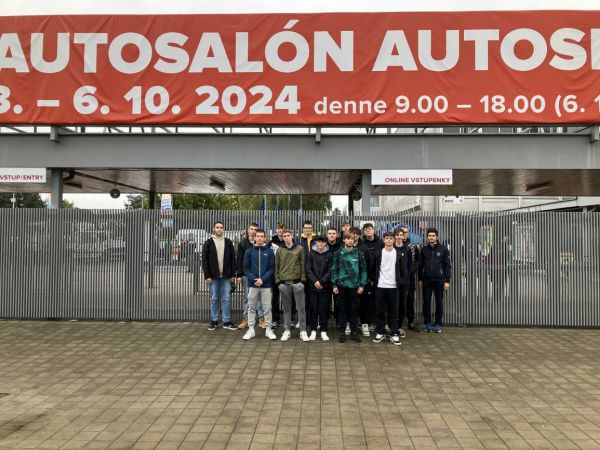 Technici z Tlmáč na Autosalóne v Nitre obdivovali rýchle mašiny