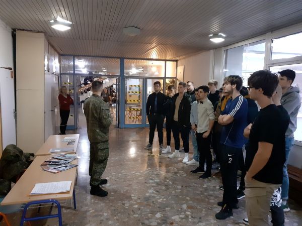 13.mechanizovaný prápor v&nbsp;Leviciach predstavil študentom kariéru profesionálneho vojaka