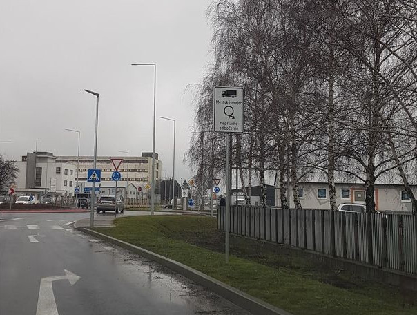 Na novom levickom kruhovom objazde je netradičná dopravná značka, nákladné vozidlá musia križovatku najskôr obkrúžiť a až potom odbočiť