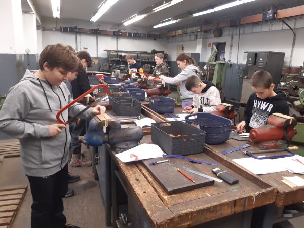 Na levickej priemyslovke sa pre žiakov základných škôl konal 14. ročník okresného kola Technickej olympiády Na levickej priemyslovke sa pre žiakov základných škôl konal 14. ročník okresného kola Technickej olympiády