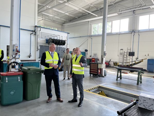 V Leviciach slávnostne odovzdali do užívania novú opravárenskú halu pre autobusy