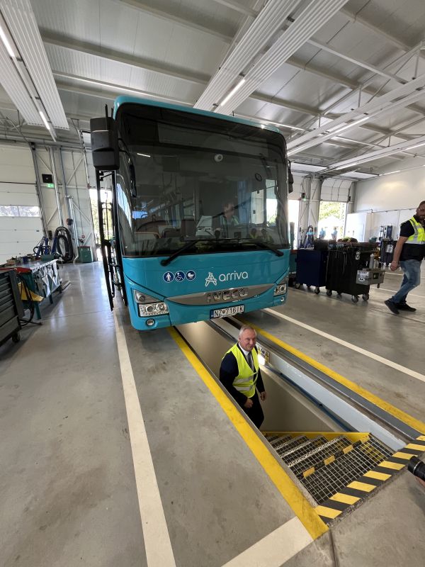 V Leviciach slávnostne odovzdali do užívania novú opravárenskú halu pre autobusy