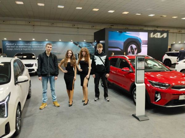 Technici z Tlmáč na Autosalóne v Nitre obdivovali rýchle mašiny