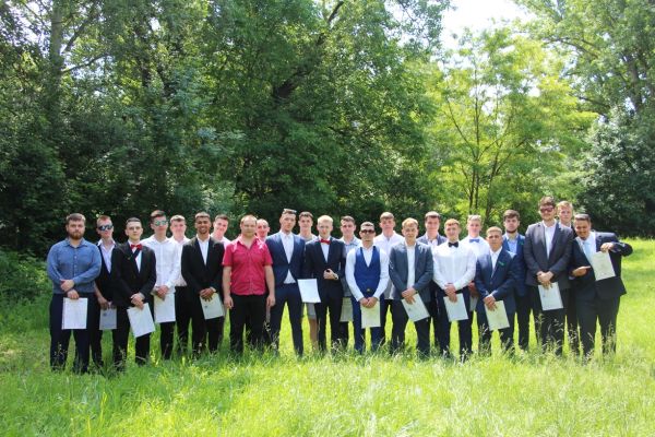 Úspešní absolventi tlmačskej strednej školy, viacero z nich má už o prácu postarané