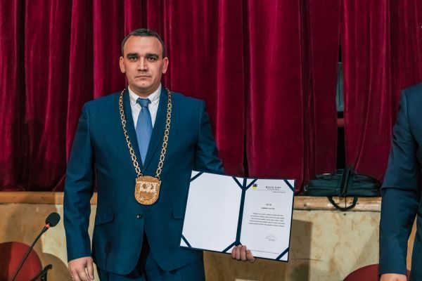 Kríza nekríza, nový primátor mesta Šahy s vyše 5000-eurovým platom, vyšším ako primátor Levíc, proti tomu už vznikla aj petícia