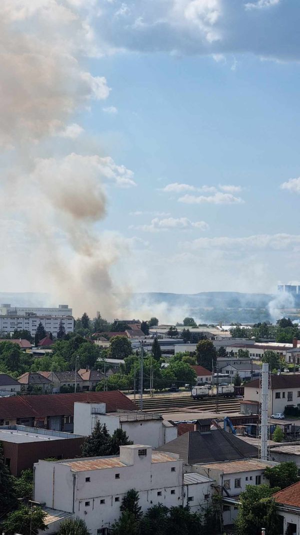Za Levicami horelo pole, okoloidúci natočili hrôzostrašné zábery ničivého živla
