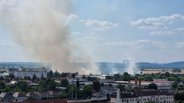 Za Levicami horelo pole, okoloidúci natočili hrôzostrašné zábery ničivého živla
