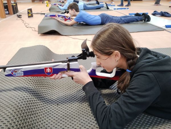 Na ZŠ Janka Kráľa v Šahách simulovali biatlon, deti si vyskúšali beh na lyžiach a následnú streľbu z laserových pušiek