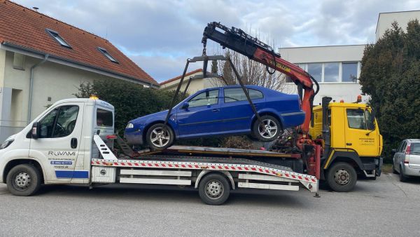 Mesto Levice začína z ulíc odstraňovať dlhodobo odstavené vozidlá