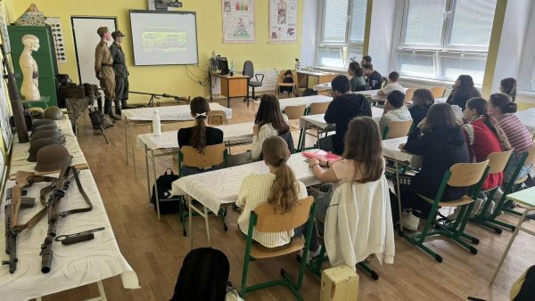 Na levickej základnej škole prednášali o 2. svetovej vojne, predstavili aj základnú výzbroj a výstroj bojujúcich armád