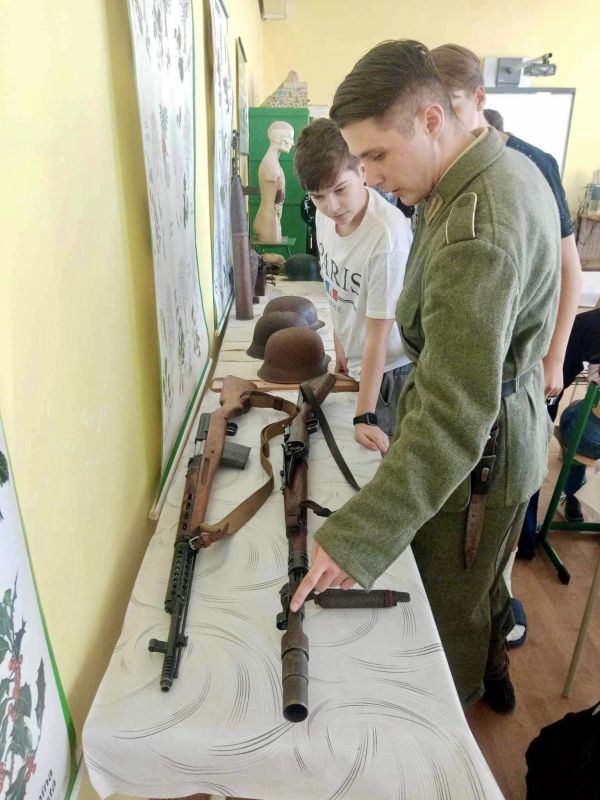 Na levickej základnej škole prednášali o 2. svetovej vojne, predstavili aj základnú výzbroj a výstroj bojujúcich armád Na levickej základnej škole prednášali o 2. svetovej vojne, predstavili aj základnú výzbroj a výstroj bojujúcich armád