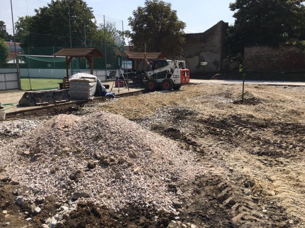 V areáli šahanskej Základnej školy Ladislava Balleka realizujú atletickú dráhu V areáli šahanskej Základnej školy Ladislava Balleka realizujú atletickú dráhu