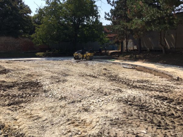 V areáli šahanskej Základnej školy Ladislava Balleka realizujú atletickú dráhu V areáli šahanskej Základnej školy Ladislava Balleka realizujú atletickú dráhu