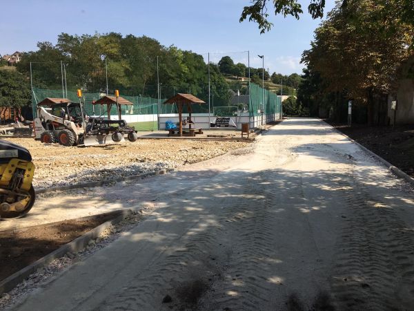 V areáli šahanskej Základnej školy Ladislava Balleka realizujú atletickú dráhu V areáli šahanskej Základnej školy Ladislava Balleka realizujú atletickú dráhu