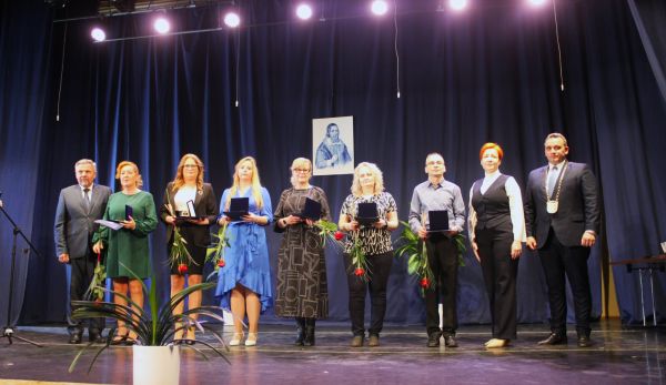 Mestá Levice a Šahy ocenili pedagogických i nepedagogických pracovníkov svojich škôl Mestá Levice a Šahy ocenili pedagogických i nepedagogických pracovníkov svojich škôl