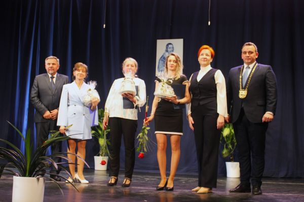 Mestá Levice a Šahy ocenili pedagogických i nepedagogických pracovníkov svojich škôl Mestá Levice a Šahy ocenili pedagogických i nepedagogických pracovníkov svojich škôl