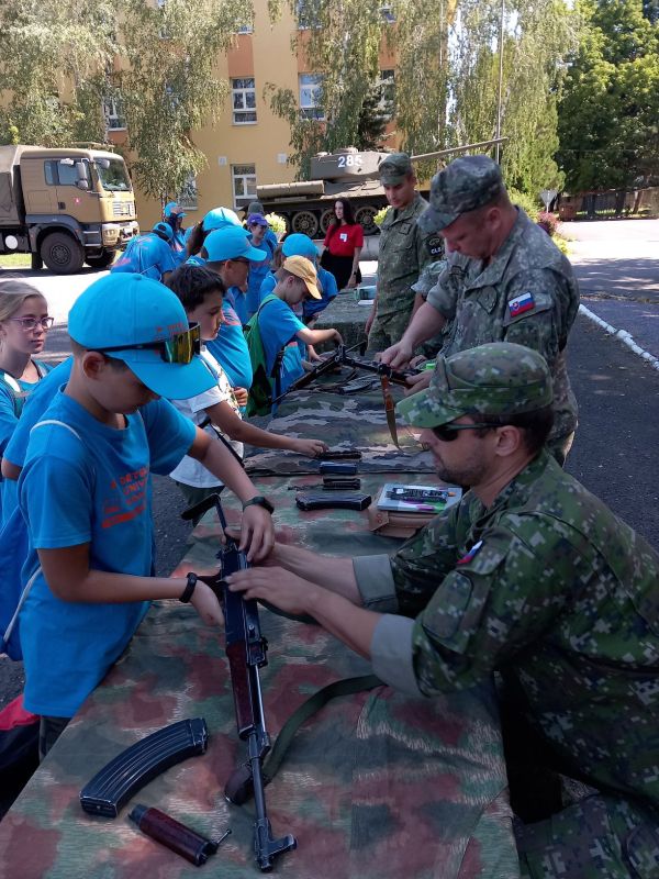 Deti si v rámci Army workshopu v Leviciach mohli poťažkať zbrane a jazdiť na bojovej technike