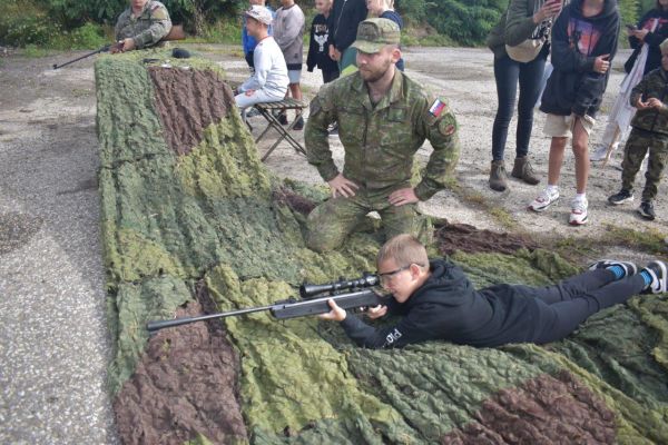Deti sa v rámci podujatia Denný tábor Susedia oboznámili aj s vojenskou technikou