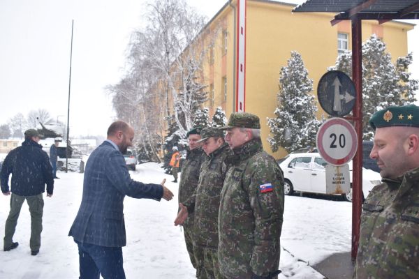 Minister obrany Jaroslav Naď navštívil 13. mechanizovaný prápor v Leviciach