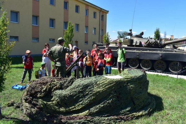 Deti sa v rámci podujatia Denný tábor Susedia oboznámili aj s vojenskou technikou