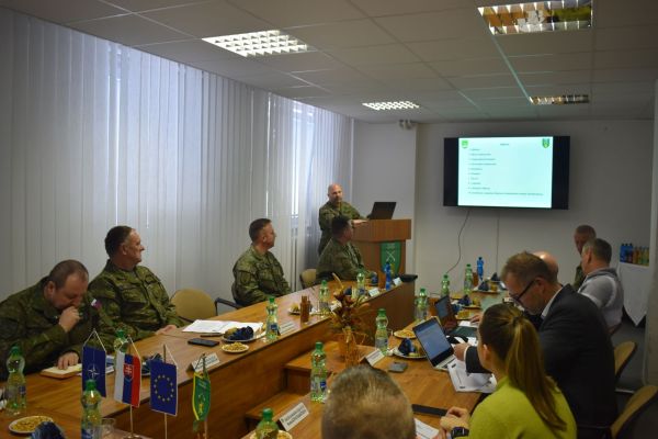 Minister obrany Jaroslav Naď navštívil 13. mechanizovaný prápor v Leviciach
