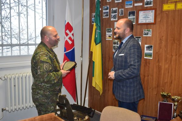 Minister obrany Jaroslav Naď navštívil 13. mechanizovaný prápor v Leviciach