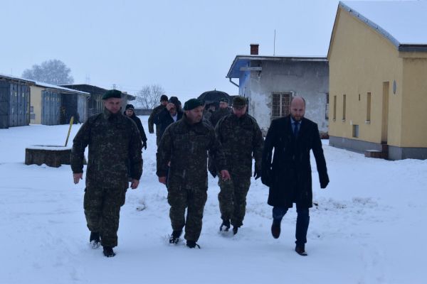 Minister obrany Jaroslav Naď navštívil 13. mechanizovaný prápor v Leviciach