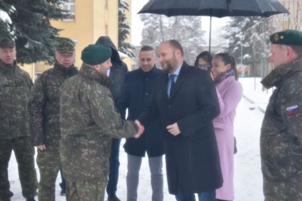 Minister obrany Jaroslav Naď navštívil 13. mechanizovaný prápor v Leviciach