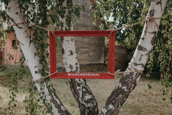 V obci Hronské Kľačany spustili projekt "Cvak", z rámov starých obrazov vytvorili foto kútiky